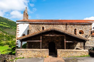 İspanya 'nın Saja-Nansa bölgesindeki Cantabria' nın geleneksel küçük bir köyü olan Tudanca 'nın manzarası. Tudanca 'lı Casona