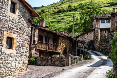 İspanya 'nın Saja-Nansa bölgesindeki Cantabria' nın geleneksel küçük bir köyü olan Tudanca 'nın manzarası. Tudanca 'lı Casona