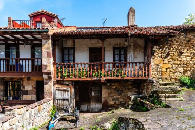 İspanya 'nın Saja-Nansa bölgesindeki Cantabria' nın geleneksel küçük bir köyü olan Tudanca 'nın manzarası. Tudanca 'lı Casona