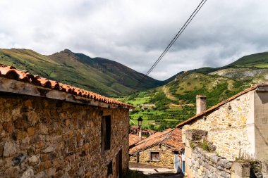 İspanya 'nın Saja-Nansa bölgesindeki Cantabria' nın geleneksel küçük bir köyü olan Tudanca 'nın manzarası. Tudanca 'lı Casona