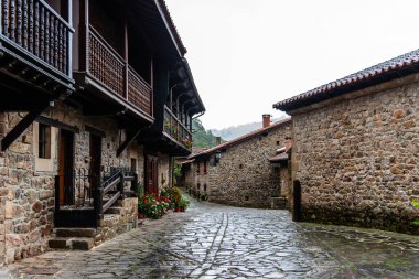 Cantabria 'nın geleneksel küçük bir köyü olan Barcena Belediye Başkanı' nın manzarası. İspanya 'nın en güzel köylerinden biri.