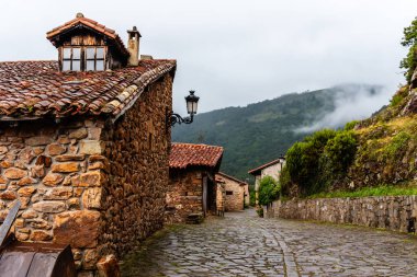 Cantabria 'nın geleneksel küçük bir köyü olan Barcena Belediye Başkanı' nın manzarası. İspanya 'nın en güzel köylerinden biri.