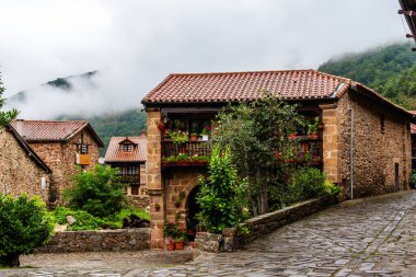 Cantabria 'nın geleneksel küçük bir köyü olan Barcena Belediye Başkanı' nın manzarası. İspanya 'nın en güzel köylerinden biri.