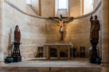 Fromista, İspanya - 29 Ağustos 2024: Palencia 'daki San Martin of Fromista' nın Romanesk kilisesinin iç manzarası