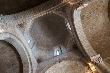 Fromista, İspanya - 29 Ağustos 2024: Palencia 'daki San Martin of Fromista' nın Romanesque kilisesinin iç manzarası. Cantivered kasa