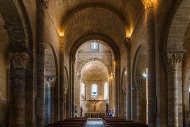 Fromista, İspanya - 29 Ağustos 2024: Palencia 'daki San Martin of Fromista' nın Romanesk kilisesinin iç manzarası