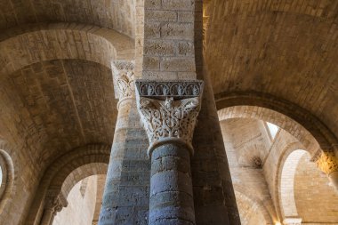 Fromista, İspanya - 29 Ağustos 2024: Palencia 'daki San Martin of Fromista' nın Romanesk kilisesinin iç manzarası