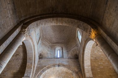 Fromista, İspanya - 29 Ağustos 2024: Palencia 'daki San Martin of Fromista' nın Romanesque kilisesinin iç manzarası. Cantivered kasa