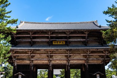 Nara, Japonya - 14 Ağustos 2024: Todai-ji Tapınağı, Nara. Budist tapınağı. Dış görünüm
