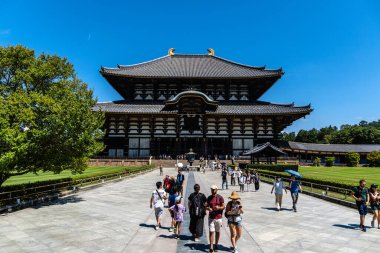 Nara, Japonya - 14 Ağustos 2024: Todai-ji Tapınağı, Nara. Budist tapınağı. Dış görünüm