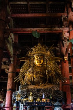 Nara, Japonya - 14 Ağustos 2024: Todai-ji Tapınağı, Nara. Budist tapınağı. İç görünüm