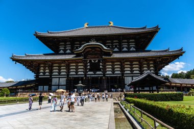 Nara, Japonya - 14 Ağustos 2024: Todai-ji Tapınağı, Nara. Budist tapınağı. Dış görünüm