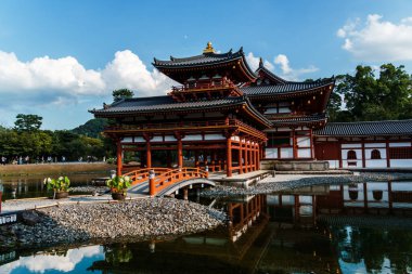 Uji, Japonya - 14 Ağustos 2024: Byodoin Tapınağı Phoenix Hall ve çarpıcı yansıma gölüyle ünlü ünlü bir Budist tapınağıdır. Bir UNESCO Dünya Mirası sahası