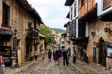 Santillana del Mar, İspanya - 31 Ağustos 2024: Cantabria 'daki güzel Santillana del Mar kasabasının manzarası