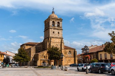 Aguilar de Campoo, İspanya - 29 Ağustos 2024: Aguilar de Campoo, İspanya 'daki San Miguel Koleji Kilisesi.