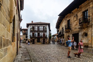 Santillana del Mar, İspanya - 31 Ağustos 2024: Cantabria 'daki güzel Santillana del Mar kasabasının manzarası