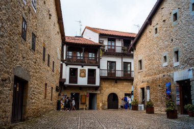 Santillana del Mar, İspanya - 31 Ağustos 2024: Cantabria 'daki güzel Santillana del Mar kasabasının manzarası