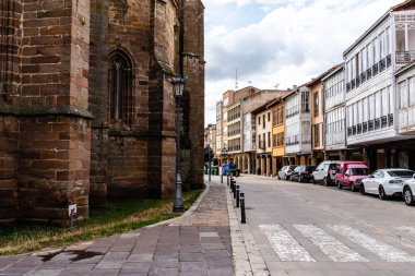 Aguilar de Campoo, İspanya - 29 Ağustos 2024: Aguilar de Campoo, İspanya 'daki San Miguel Koleji Kilisesi.