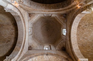 Fromista, İspanya - 29 Ağustos 2024: Palencia 'daki San Martin of Fromista' nın Romanesque kilisesinin iç manzarası. Cantivered kasa