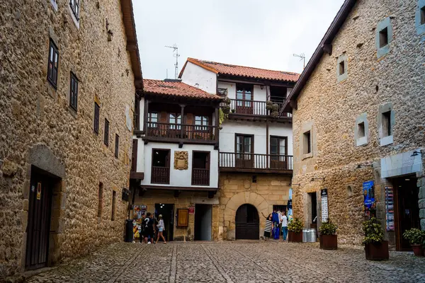 Santillana del Mar, İspanya - 31 Ağustos 2024: Cantabria 'daki güzel Santillana del Mar kasabasının manzarası