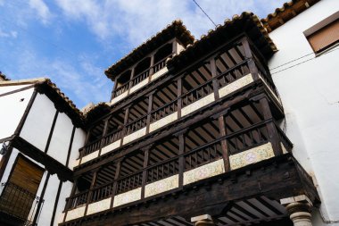 Tembleque, İspanya - 2 Kasım 2024: Tembleque, Toledo Meydanı. 17. yüzyılın popüler Barok 'u. Çifte görevi tamamlamak için tasarlandı, şehir merkezi ve boğa güreşi ringi..