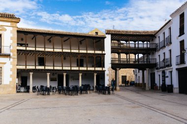 Tembleque, İspanya - 2 Kasım 2024: Tembleque, Toledo Meydanı. 17. yüzyılın popüler Barok 'u. Çifte görevi tamamlamak için tasarlandı, şehir merkezi ve boğa güreşi ringi..