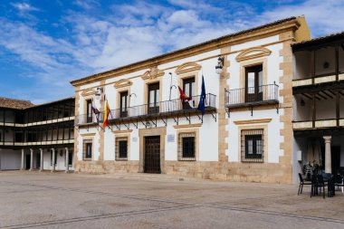 Tembleque, İspanya - 2 Kasım 2024: Tembleque, Toledo 'daki belediye binası. 17. yüzyılın popüler Barok 'u. Çifte görevi tamamlamak için tasarlandı, şehir merkezi ve boğa güreşi ringi..