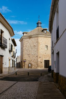 Tembleque, İspanya - 2 Kasım 2024: Tembleque, Toledo 'da Vera Cruz' un Hermitage 'ı. Neoklasik tarzda sekizgen cenaze binası.