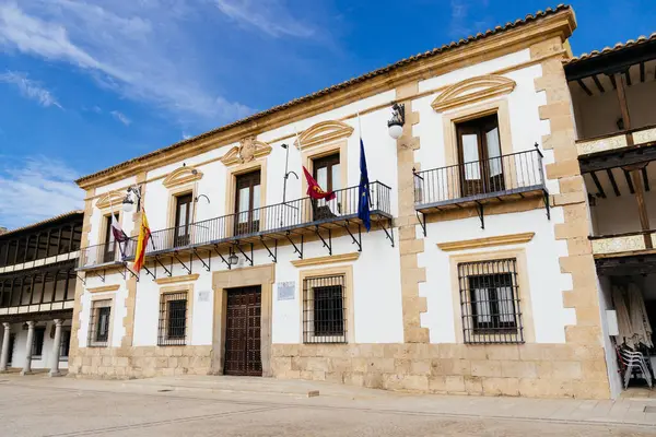 Tembleque, İspanya - 2 Kasım 2024: Tembleque, Toledo 'daki belediye binası. 17. yüzyılın popüler Barok 'u. Çifte görevi tamamlamak için tasarlandı, şehir merkezi ve boğa güreşi ringi..