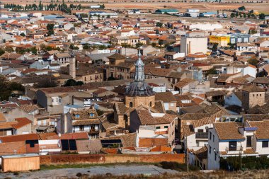 Consuegra, İspanya - 2 Kasım 2024 Calderico tepesinden eski şehrin manzarası. La Mancha 'da. Yel değirmenleri şehrin üzerinde bir tepeyi taçlandırıyor ve Don Kişot sayesinde dünya çapında tanınıyor..
