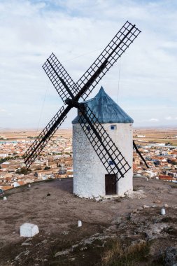 Consuegra, İspanya - 2 Kasım 2024: Yel değirmenleri. La Mancha 'nın bir simgesi. Yel değirmenleri şehrin üzerinde bir tepeyi taçlandırıyor ve Don Kişot sayesinde dünya çapında tanınıyor..