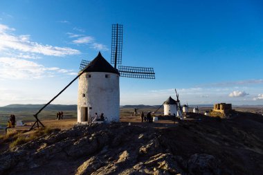 Consuegra, İspanya - 2 Kasım 2024: Yel değirmenleri. La Mancha 'nın bir simgesi. Yel değirmenleri şehrin üzerinde bir tepeyi taçlandırıyor ve Don Kişot sayesinde dünya çapında tanınıyor..
