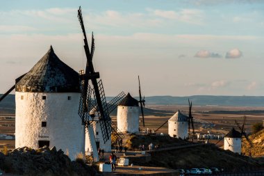 Consuegra, İspanya - 2 Kasım 2024: Yel değirmenleri. La Mancha 'nın bir simgesi. Yel değirmenleri şehrin üzerinde bir tepeyi taçlandırıyor ve Don Kişot sayesinde dünya çapında tanınıyor..