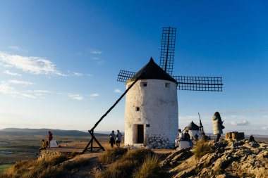 Consuegra, İspanya - 2 Kasım 2024: Yel değirmenleri. La Mancha 'nın bir simgesi. Yel değirmenleri şehrin üzerinde bir tepeyi taçlandırıyor ve Don Kişot sayesinde dünya çapında tanınıyor..
