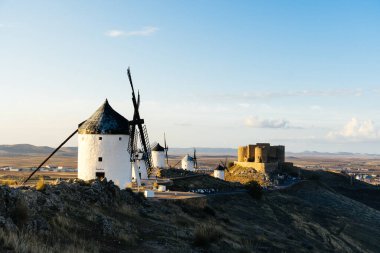 Consuegra, İspanya - 2 Kasım 2024: Yel değirmenleri. La Mancha 'nın bir simgesi. Yel değirmenleri şehrin üzerinde bir tepeyi taçlandırıyor ve Don Kişot sayesinde dünya çapında tanınıyor..