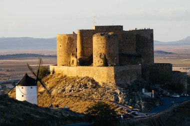 Consuegra, İspanya - 2 Kasım 2024: Yel değirmenleri. La Mancha 'nın bir simgesi. Yel değirmenleri şehrin üzerinde bir tepeyi taçlandırıyor ve Don Kişot sayesinde dünya çapında tanınıyor..