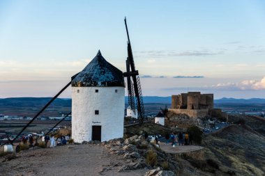 Consuegra, İspanya - 2 Kasım 2024: Yel değirmenleri. La Mancha 'nın bir simgesi. Yel değirmenleri şehrin üzerinde bir tepeyi taçlandırıyor ve Don Kişot sayesinde dünya çapında tanınıyor..