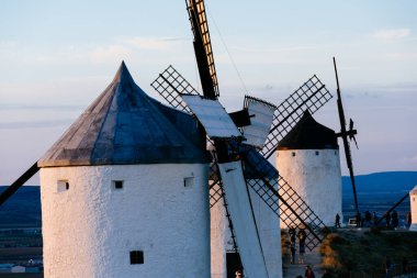 Consuegra, İspanya - 2 Kasım 2024: Yel değirmenleri. La Mancha 'nın bir simgesi. Yel değirmenleri şehrin üzerinde bir tepeyi taçlandırıyor ve Don Kişot sayesinde dünya çapında tanınıyor..