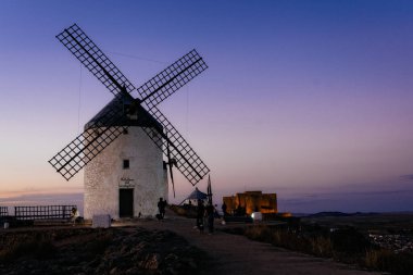 Consuegra, İspanya - 2 Kasım 2024: Yel değirmenleri. La Mancha 'nın bir simgesi. Yel değirmenleri şehrin üzerinde bir tepeyi taçlandırıyor ve Don Kişot sayesinde dünya çapında tanınıyor..