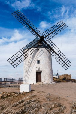 Consuegra, İspanya - 2 Kasım 2024: Yel değirmenleri. La Mancha 'nın bir simgesi. Yel değirmenleri şehrin üzerinde bir tepeyi taçlandırıyor ve Don Kişot sayesinde dünya çapında tanınıyor..