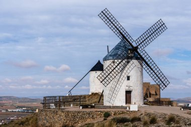 Consuegra, İspanya - 2 Kasım 2024: Yel değirmenleri. La Mancha 'nın bir simgesi. Yel değirmenleri şehrin üzerinde bir tepeyi taçlandırıyor ve Don Kişot sayesinde dünya çapında tanınıyor..