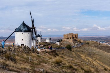 Consuegra, İspanya - 2 Kasım 2024: Yel değirmenleri. La Mancha 'nın bir simgesi. Yel değirmenleri şehrin üzerinde bir tepeyi taçlandırıyor ve Don Kişot sayesinde dünya çapında tanınıyor..