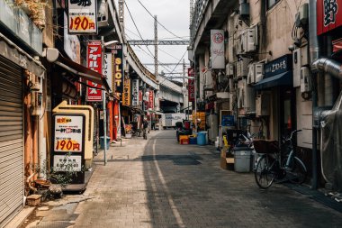 Tokyo, Japonya - 6 Ağustos 2024: Ueno, Tokyo 'da canlı bir sokak pazarı olan Ameyoko, hareketli dükkanlar, gıda tezgahları ve yerel ürünler sunarak Japon sokak ticaretinin canlı özünü yakalıyor.