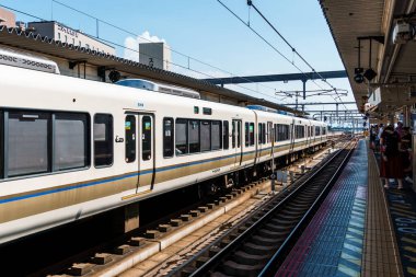 Nara, Japonya - 14 Ağustos 2024: Nara İstasyonu. Yerel ve bölgesel tren hatlarına erişim sağlayan önemli bir ulaşım merkezidir. Modern istasyon, şehri ziyaret eden turistler için bir geçittir.