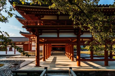 Uji, Japonya - 14 Ağustos 2024: Byodoin Tapınağı Phoenix Hall ve çarpıcı yansıma gölüyle ünlü ünlü bir Budist tapınağıdır. Bir UNESCO Dünya Mirası sahası