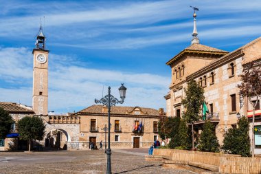 Consuegra, İspanya - 2 Kasım 2024: Eski şehrin manzarası. İspanya meydanı. Yel değirmenleri şehrin üzerinde bir tepeyi taçlandırıyor ve Don Kişot sayesinde dünya çapında tanınıyor..