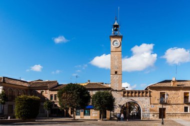 Consuegra, İspanya - 2 Kasım 2024: Eski şehrin manzarası. İspanya meydanı. Yel değirmenleri şehrin üzerinde bir tepeyi taçlandırıyor ve Don Kişot sayesinde dünya çapında tanınıyor..