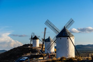 Consuegra, İspanya - 2 Kasım 2024: Yel değirmenleri. La Mancha 'nın bir simgesi. Yel değirmenleri şehrin üzerinde bir tepeyi taçlandırıyor ve Don Kişot sayesinde dünya çapında tanınıyor..