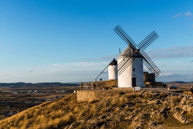 Consuegra, İspanya - 2 Kasım 2024: Yel değirmenleri. La Mancha 'nın bir simgesi. Yel değirmenleri şehrin üzerinde bir tepeyi taçlandırıyor ve Don Kişot sayesinde dünya çapında tanınıyor..