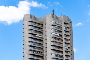 Madrid, İspanya - 12 Haziran 2024: Retiro Park 'ın önündeki Torre de Valencia yerleşim yeri gökdeleni. Javier Carvajal 'ın tasarladığı beton cephe apartmanı.